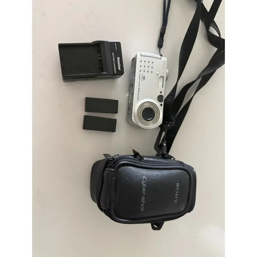 Sony Cyber-shot DSC-P5 3.2MP Digital Camera Tested w/ Charger 3 Batteries Case